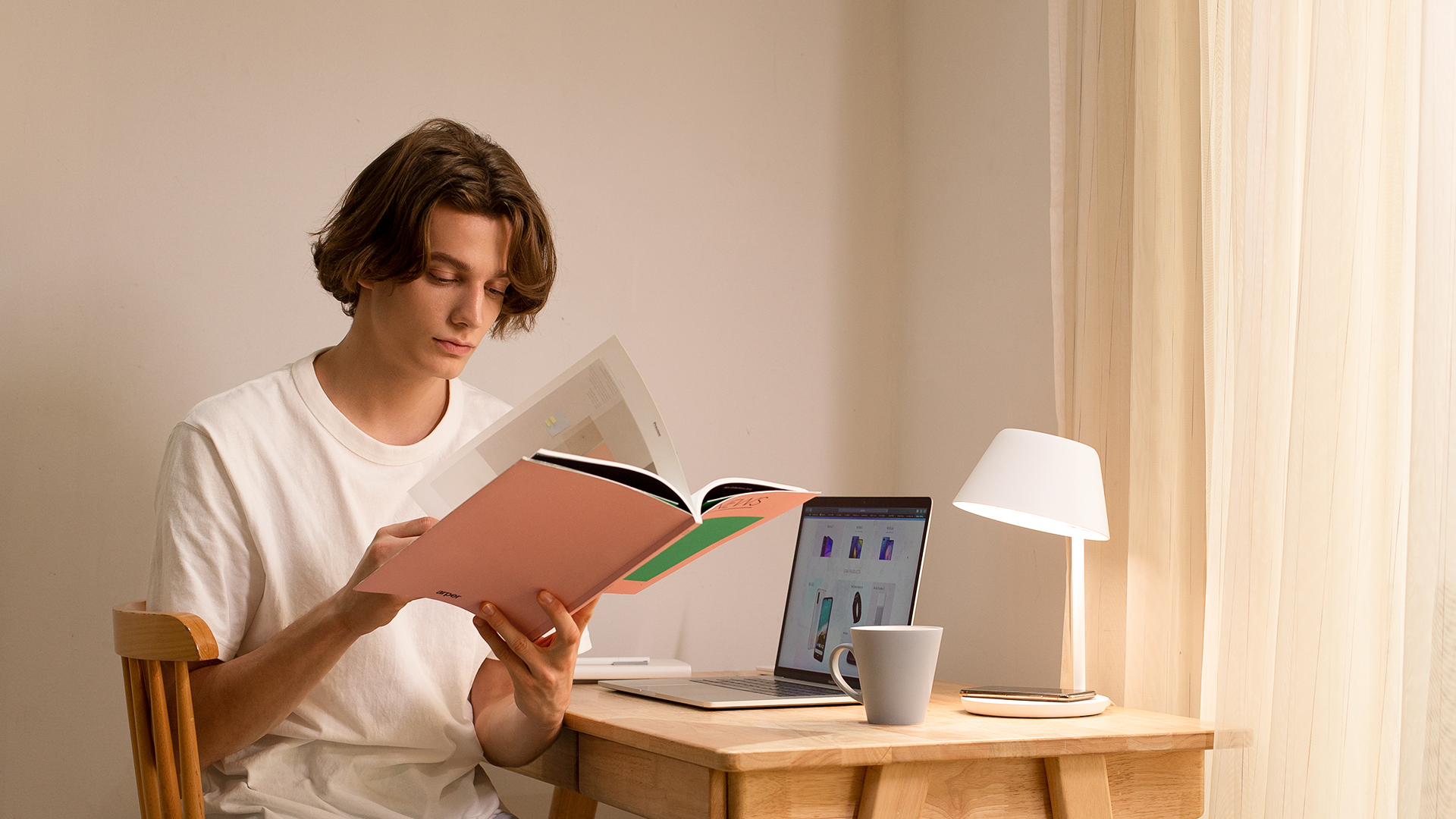 Schlankes und elegantes Design » Staria Nachttischleuchte Pro